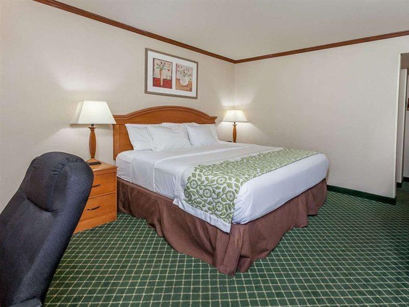 Days Inn & Suites By Wyndham Warren Bagian luar foto