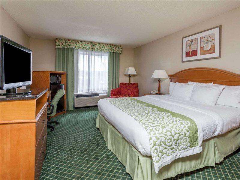 Days Inn & Suites By Wyndham Warren Bagian luar foto