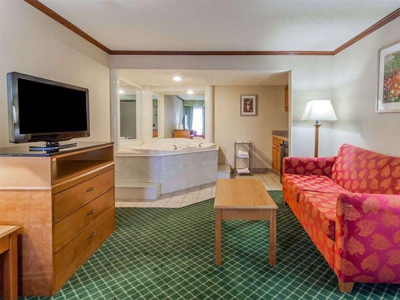 Days Inn & Suites By Wyndham Warren Bagian luar foto