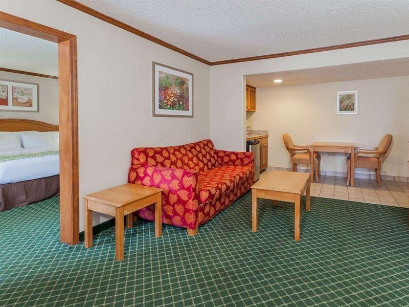 Days Inn & Suites By Wyndham Warren Bagian luar foto