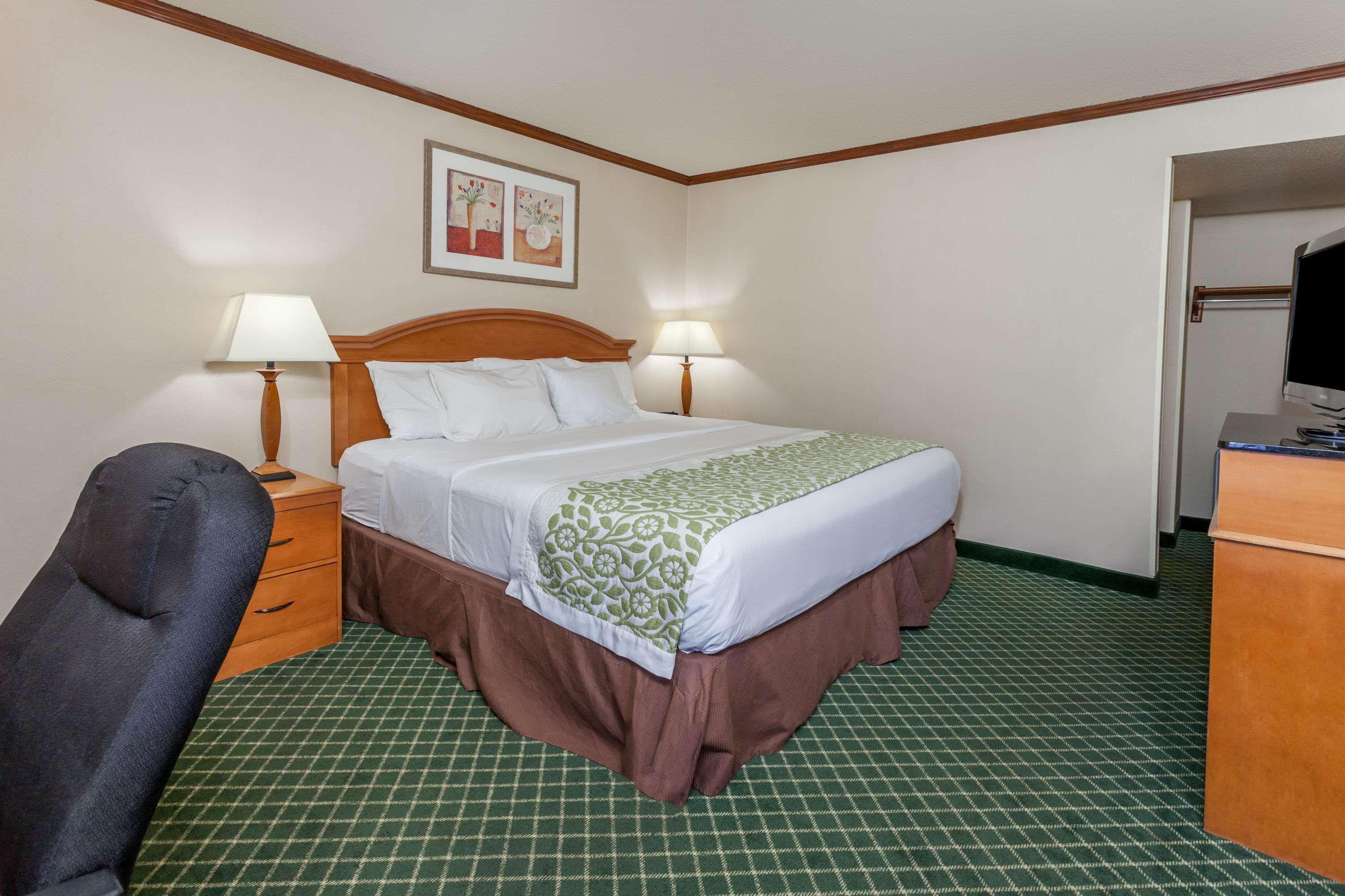 Days Inn & Suites By Wyndham Warren Bagian luar foto