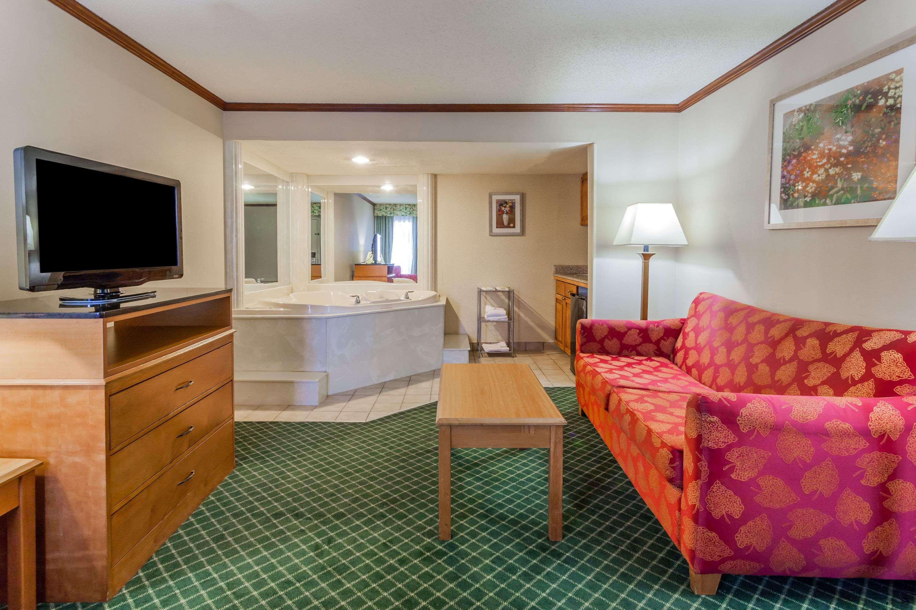 Days Inn & Suites By Wyndham Warren Bagian luar foto