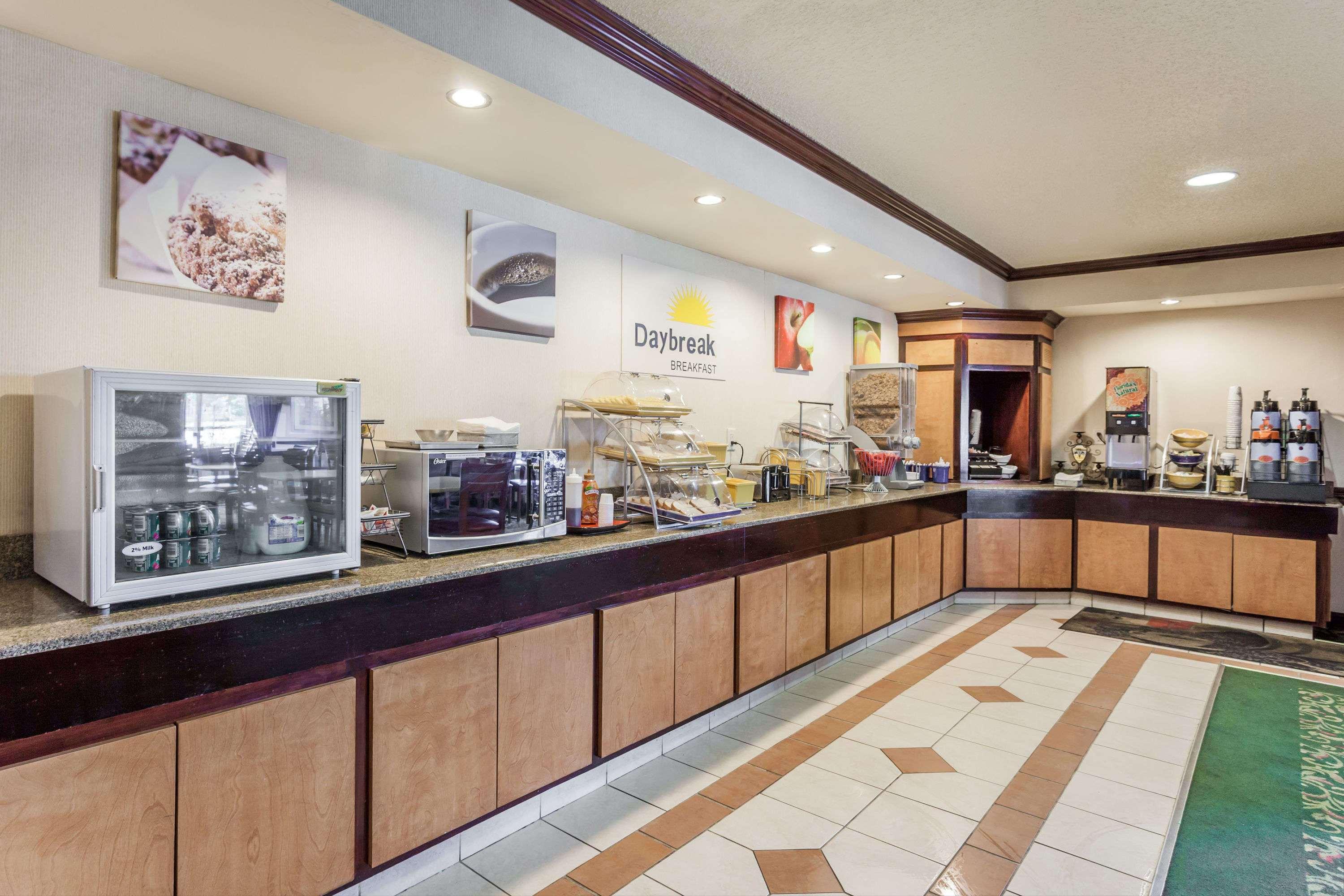 Days Inn & Suites By Wyndham Warren Bagian luar foto