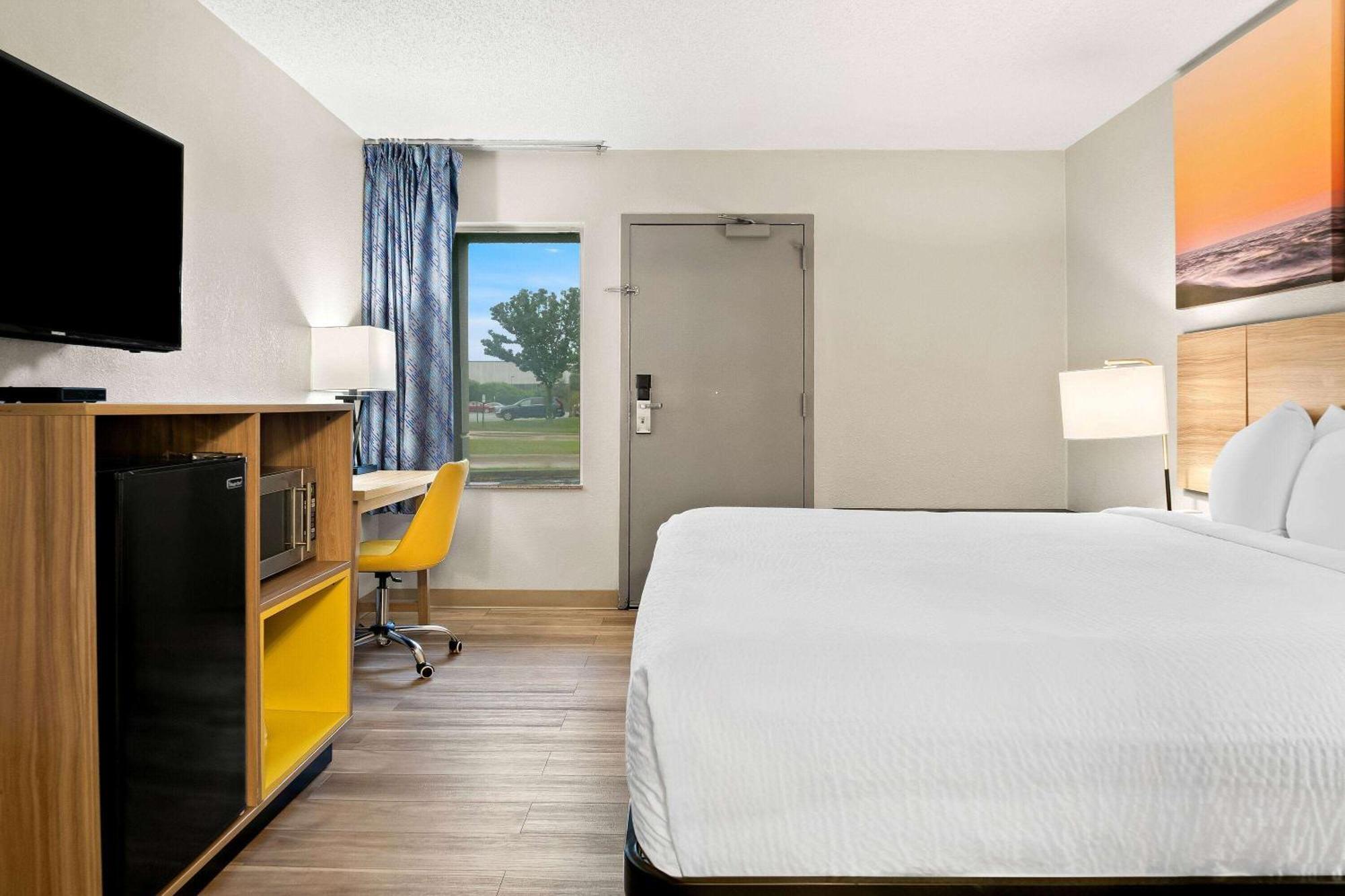 Days Inn & Suites By Wyndham Warren Bagian luar foto