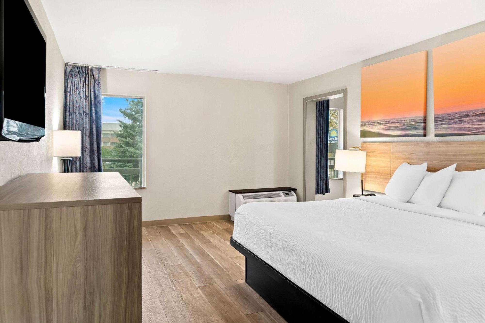 Days Inn & Suites By Wyndham Warren Bagian luar foto