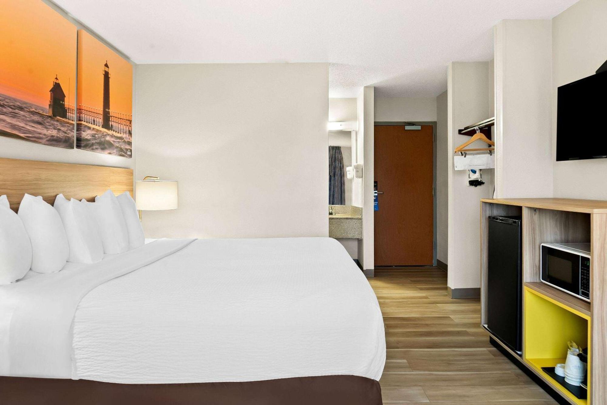 Days Inn & Suites By Wyndham Warren Bagian luar foto