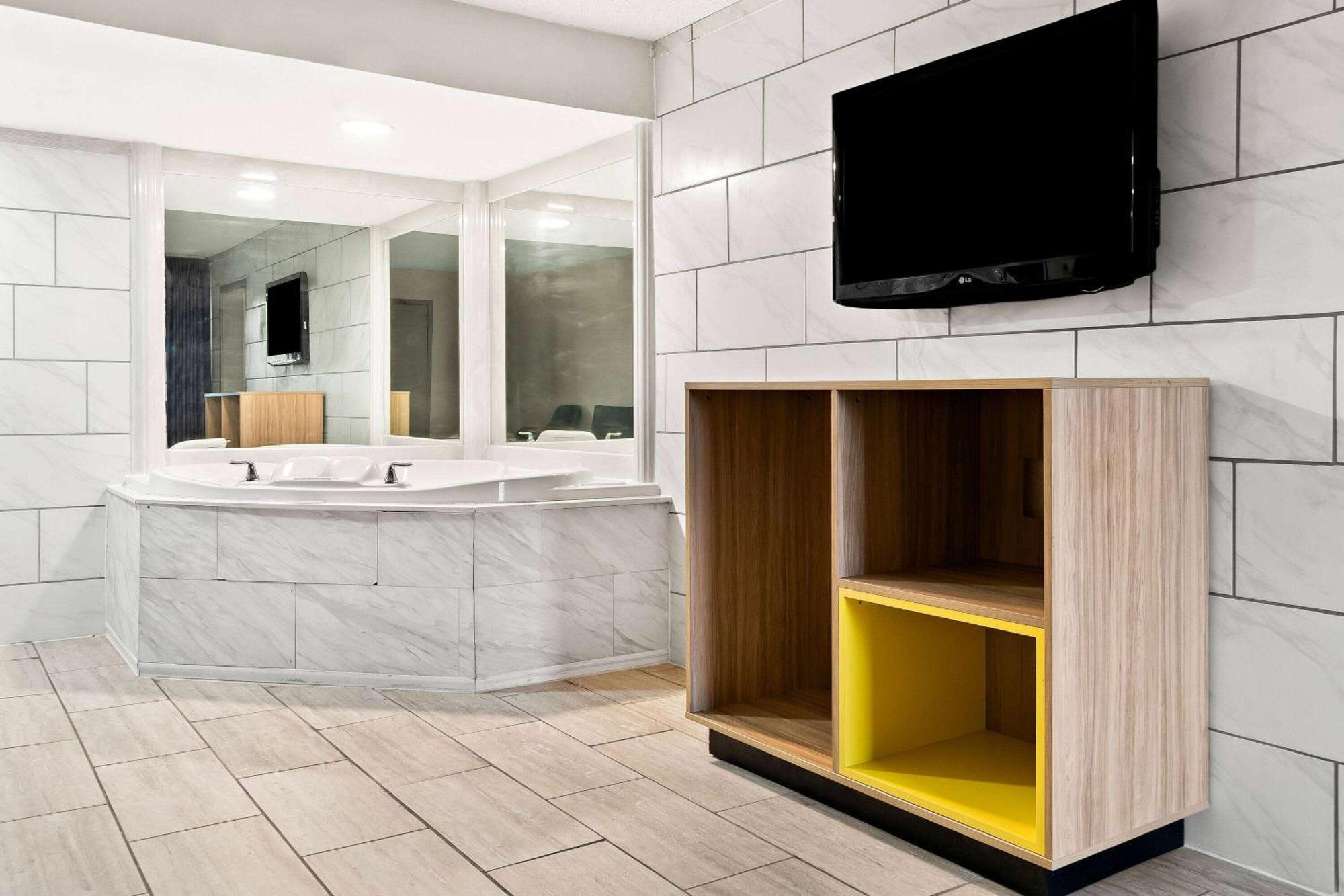 Days Inn & Suites By Wyndham Warren Bagian luar foto
