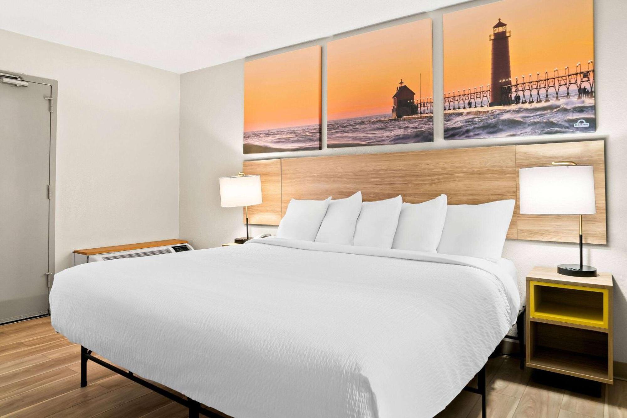Days Inn & Suites By Wyndham Warren Bagian luar foto