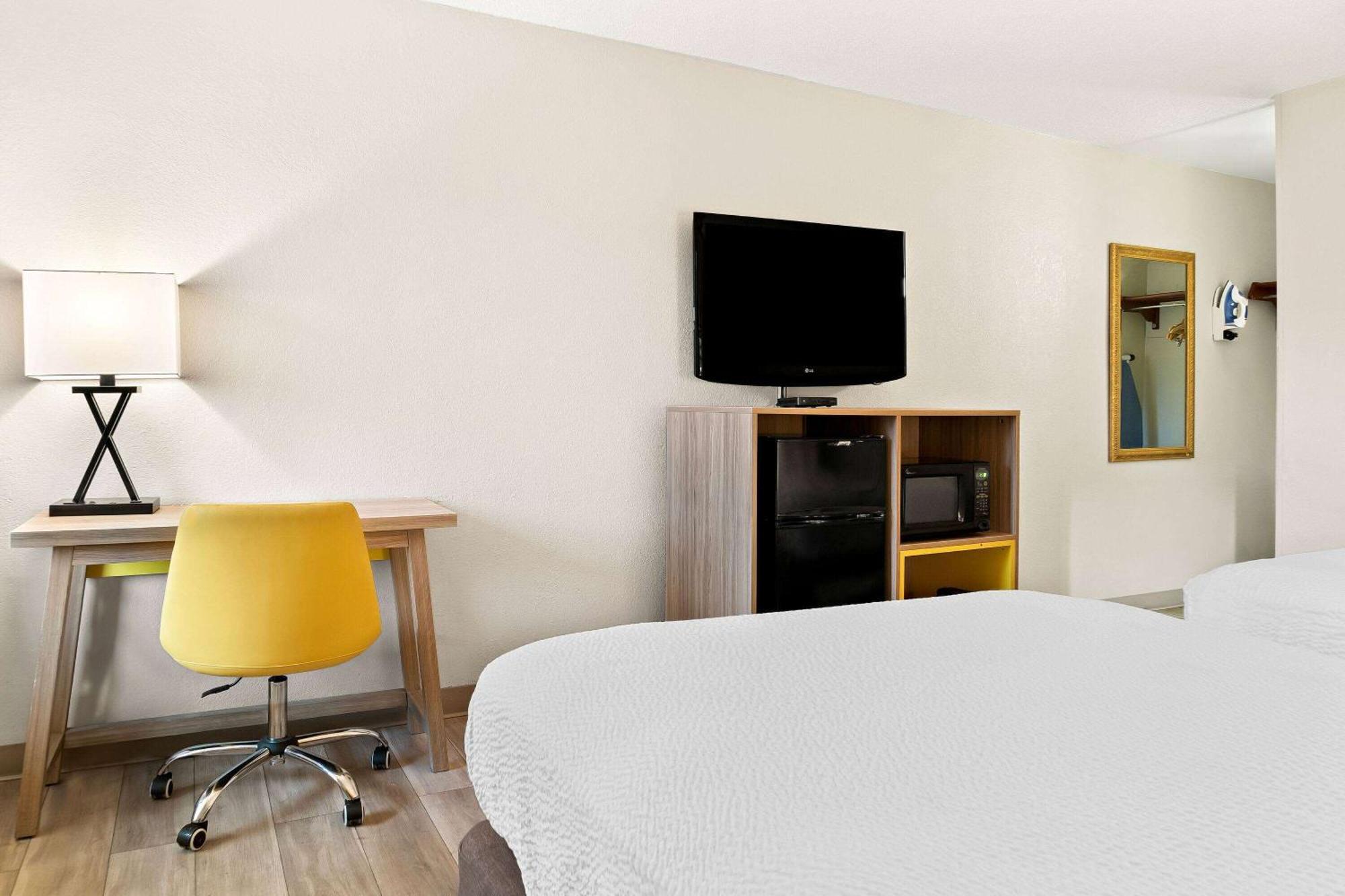 Days Inn & Suites By Wyndham Warren Bagian luar foto