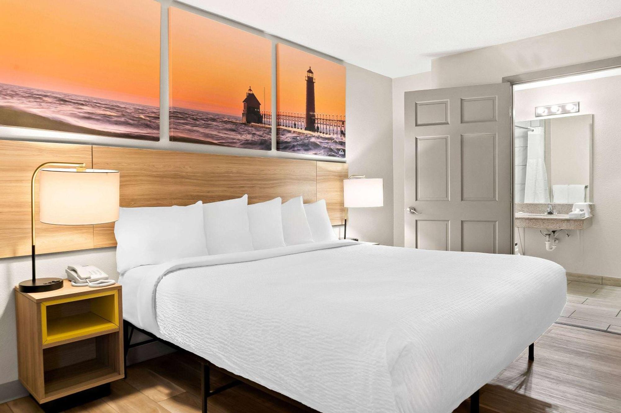 Days Inn & Suites By Wyndham Warren Bagian luar foto