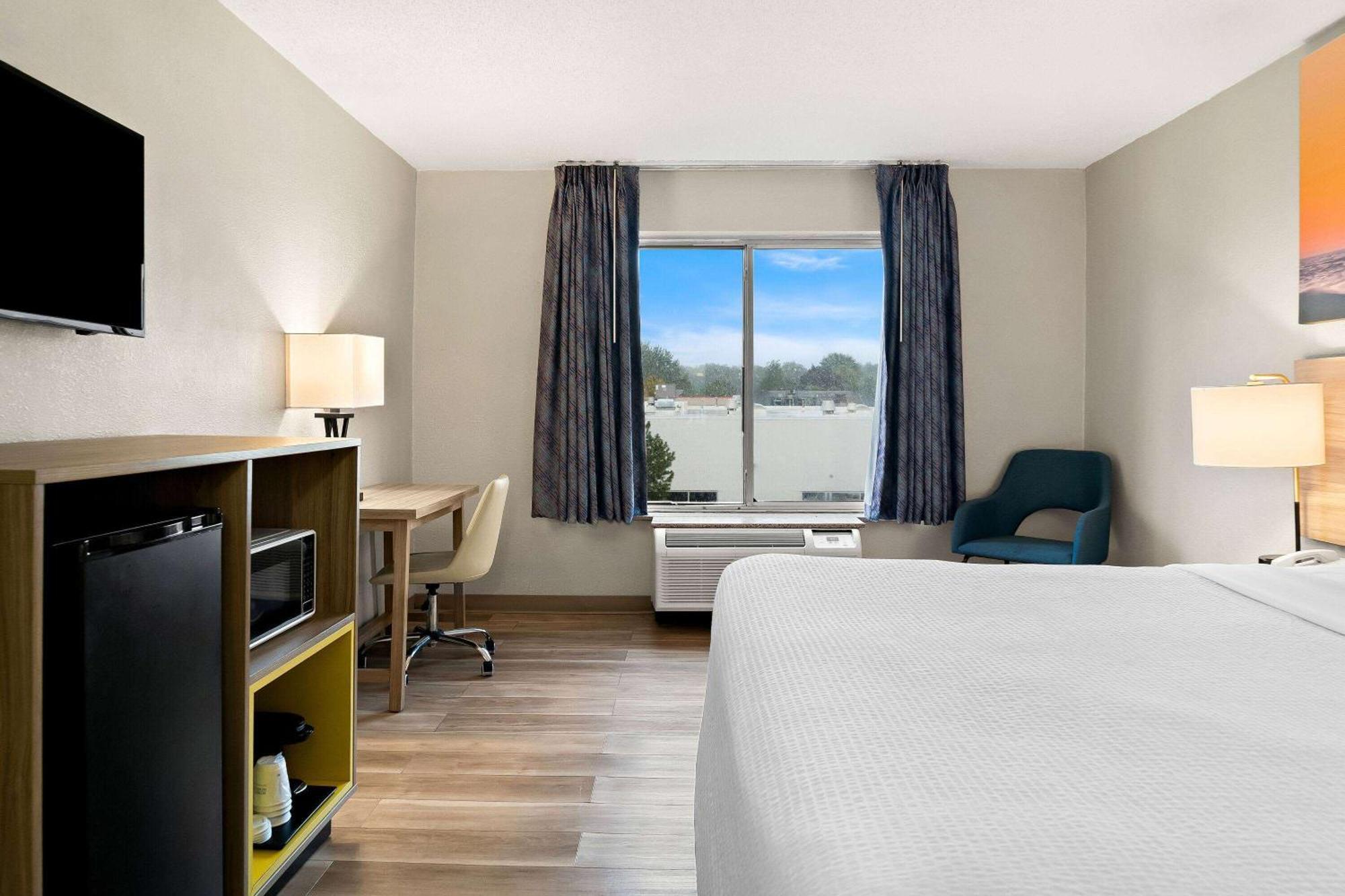 Days Inn & Suites By Wyndham Warren Bagian luar foto