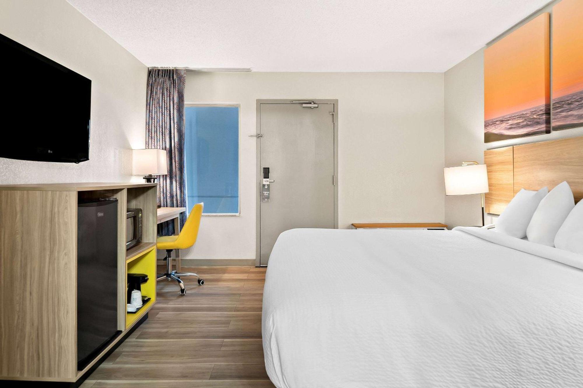 Days Inn & Suites By Wyndham Warren Bagian luar foto