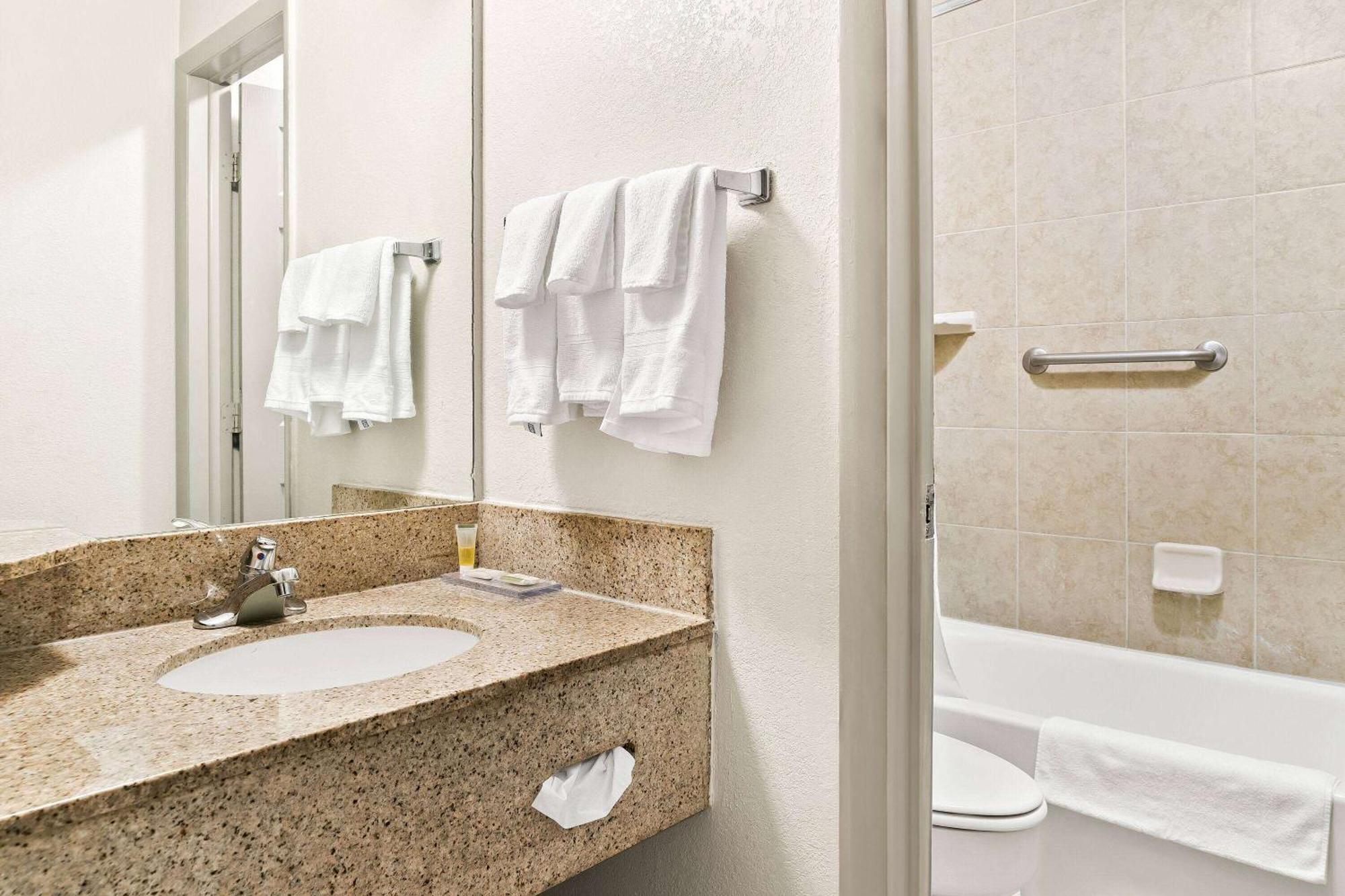 Days Inn & Suites By Wyndham Warren Bagian luar foto