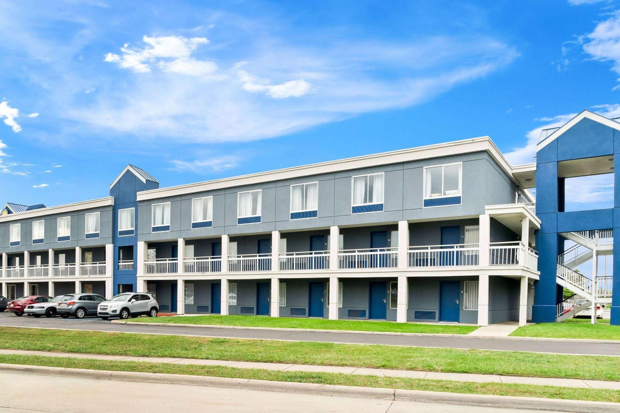 Days Inn & Suites By Wyndham Warren Bagian luar foto